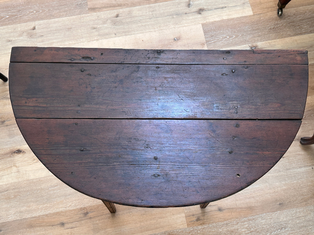 Rare Southside Virginia Yellow Pine and Chestnut Hunt table, c. 1790