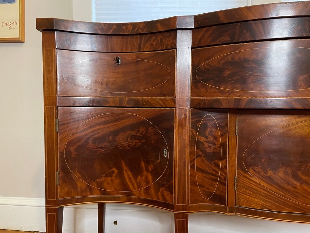 Fine Federal American Hepplewhite Serpentine Sideboard, c. 1790 - Helen Storey Antiques