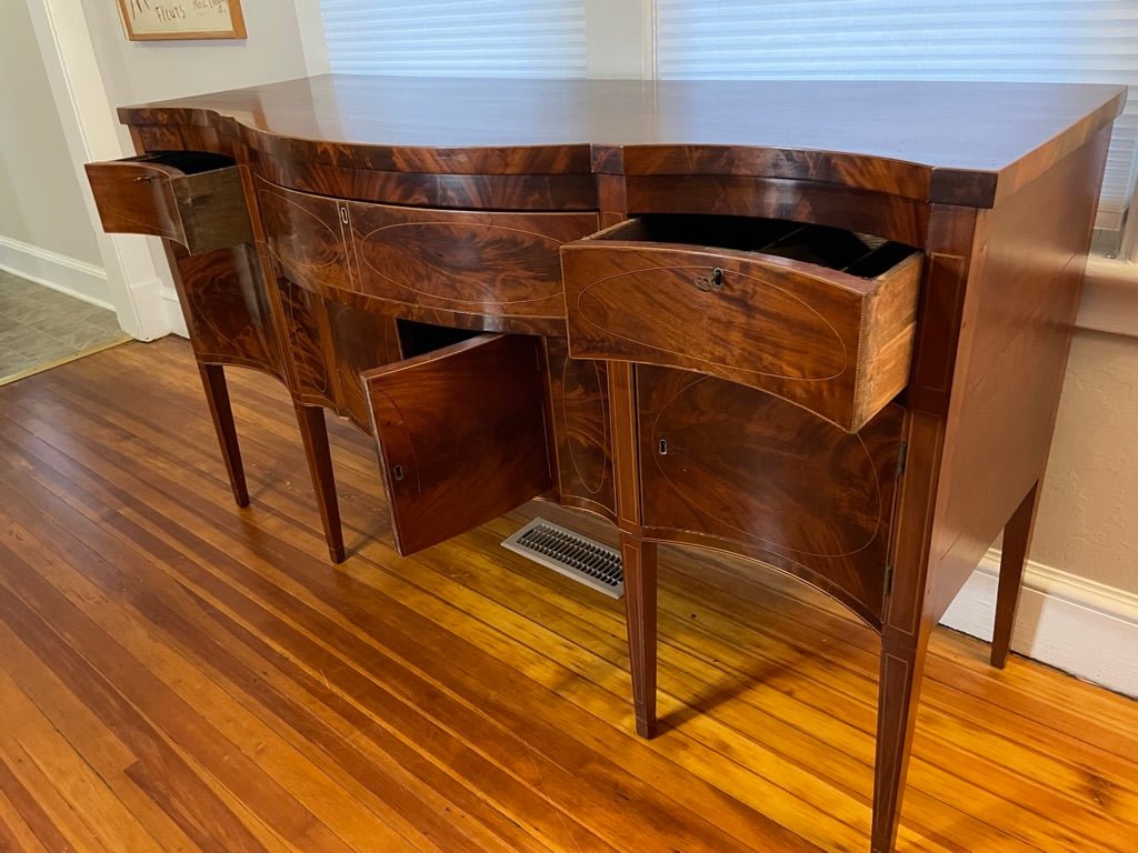 Fine Federal American Hepplewhite Serpentine Sideboard, c. 1790 - Helen Storey Antiques