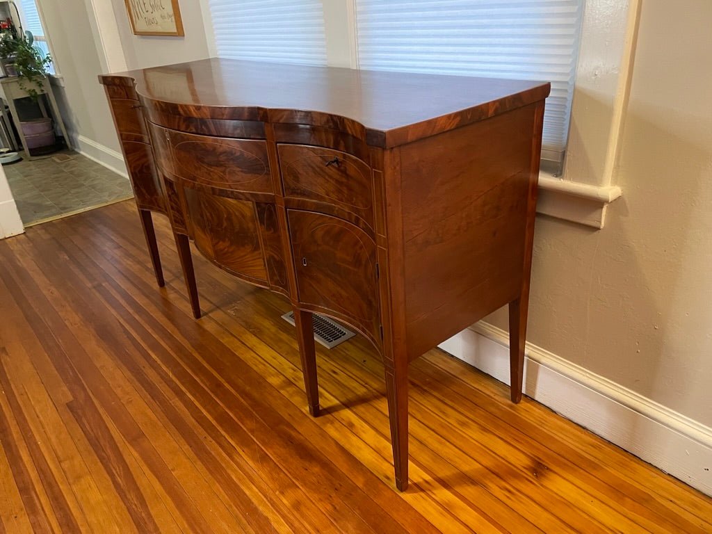 Fine Federal American Hepplewhite Serpentine Sideboard, c. 1790 - Helen Storey Antiques