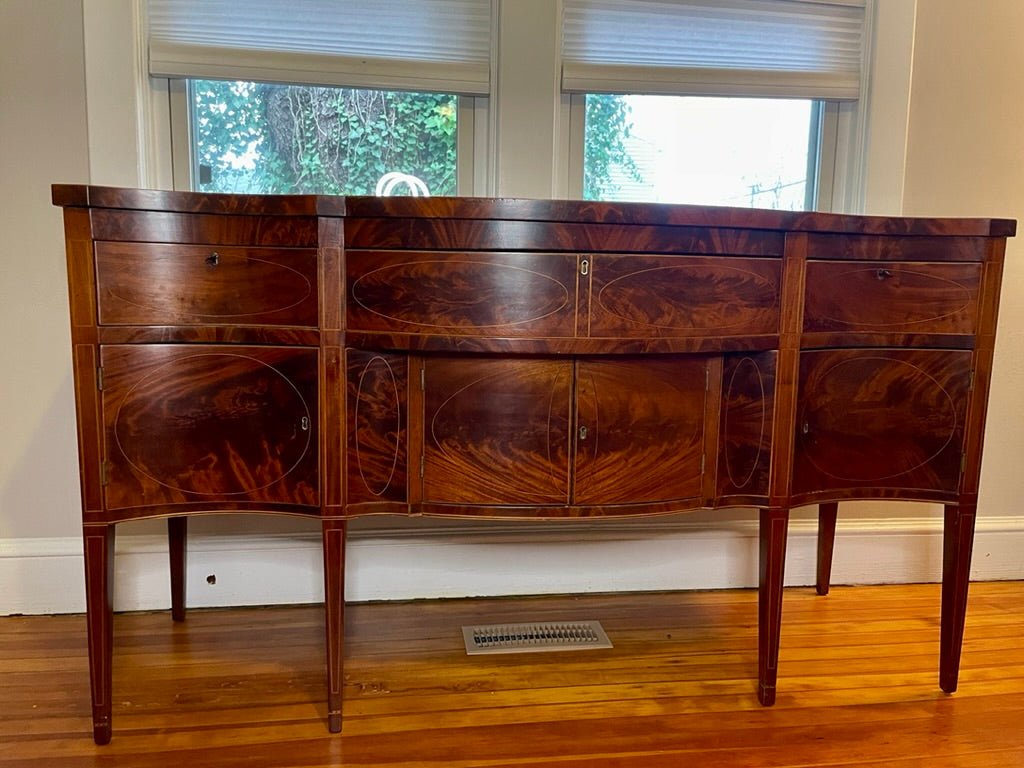 Fine Federal American Hepplewhite Serpentine Sideboard, c. 1790 - Helen Storey Antiques