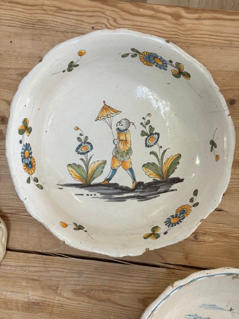 French Faience Bowl with Chinoiserie Figure, 18th Century - Helen Storey Antiques