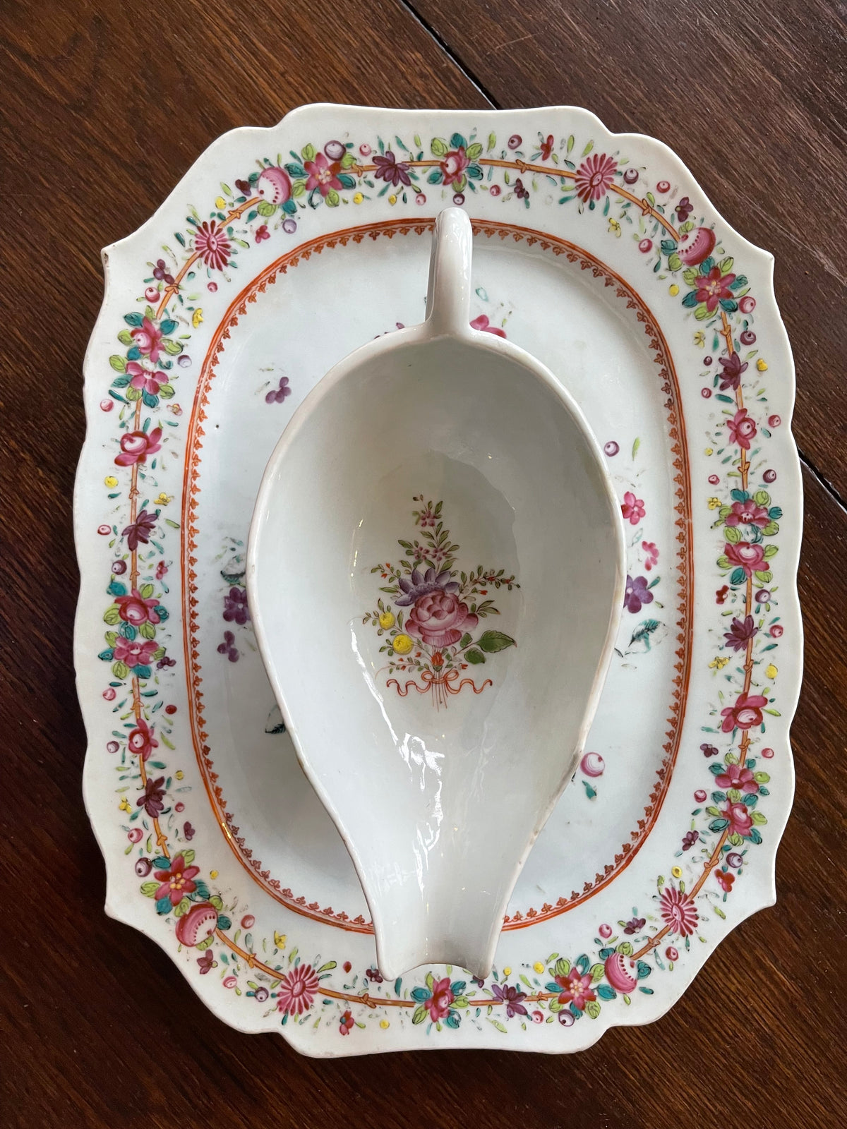 CHINESE EXPORT FAMILLE ROSE PLATTER &amp; MATCHING SAUCE BOAT