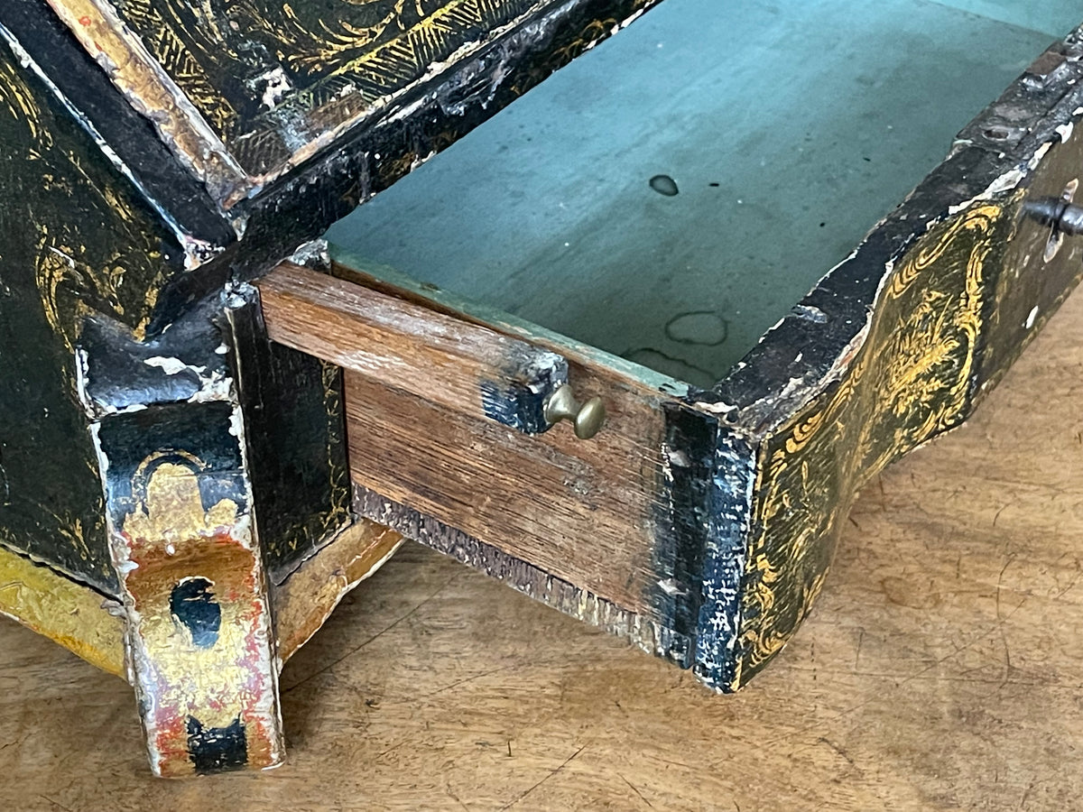 18TH CENTURY ENGLISH CHINOISERIE TABLE DESK