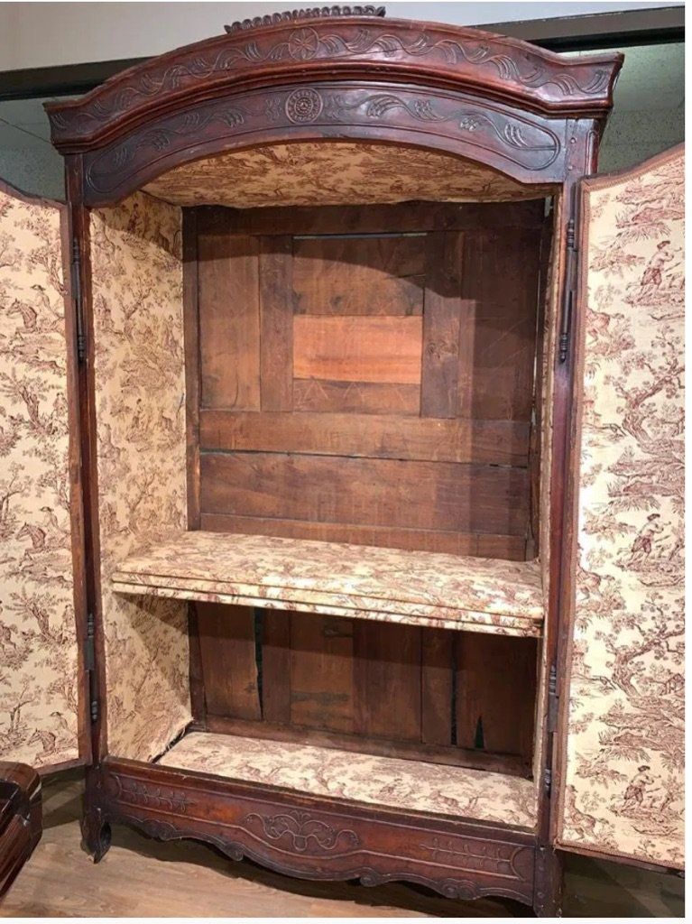 LOVELY 18TH CENTURY FRENCH ARMOIRE