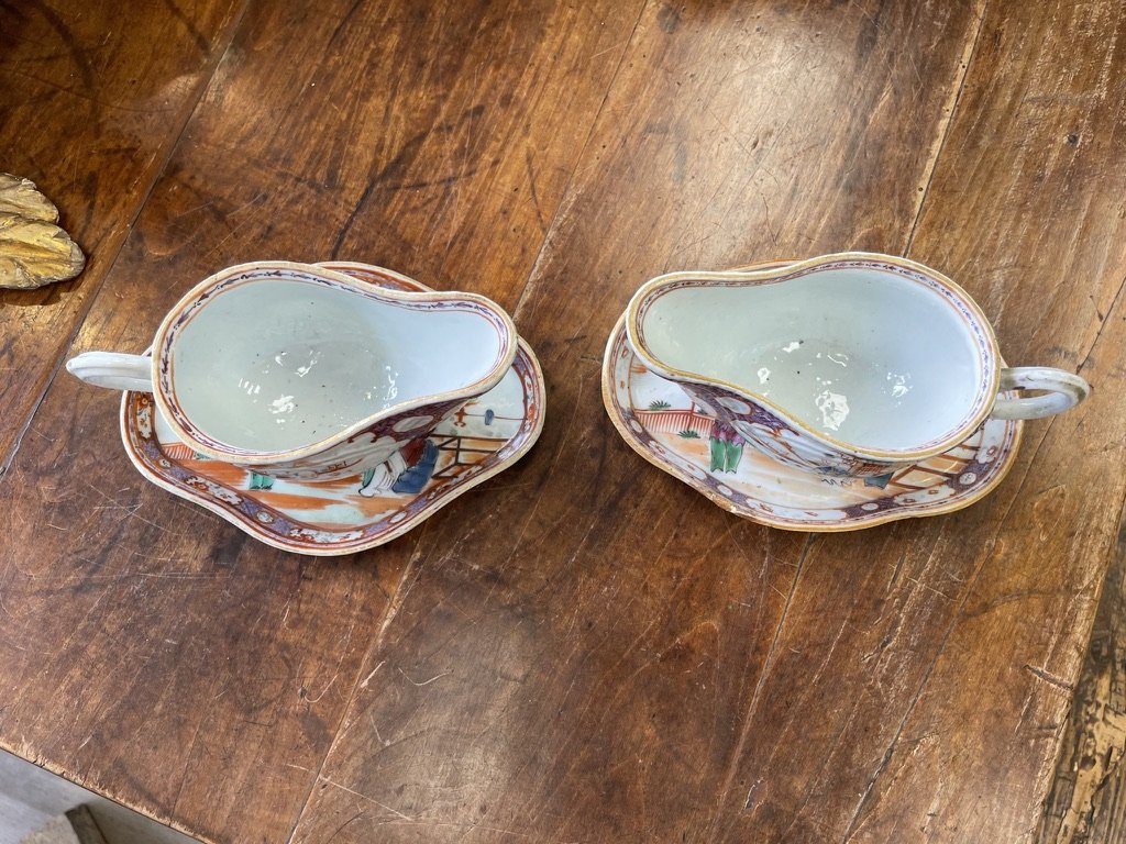 Porcelain - PAIR OF CHINESE EXPORT ROSE MANDARINE PORCELAIN GRAVY BOATS AND UNDERPLATES